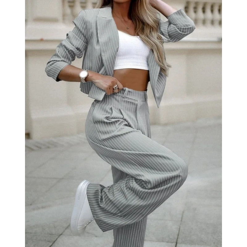 Costume Femme Chic avec Veste Courte et Pantalon Évasé