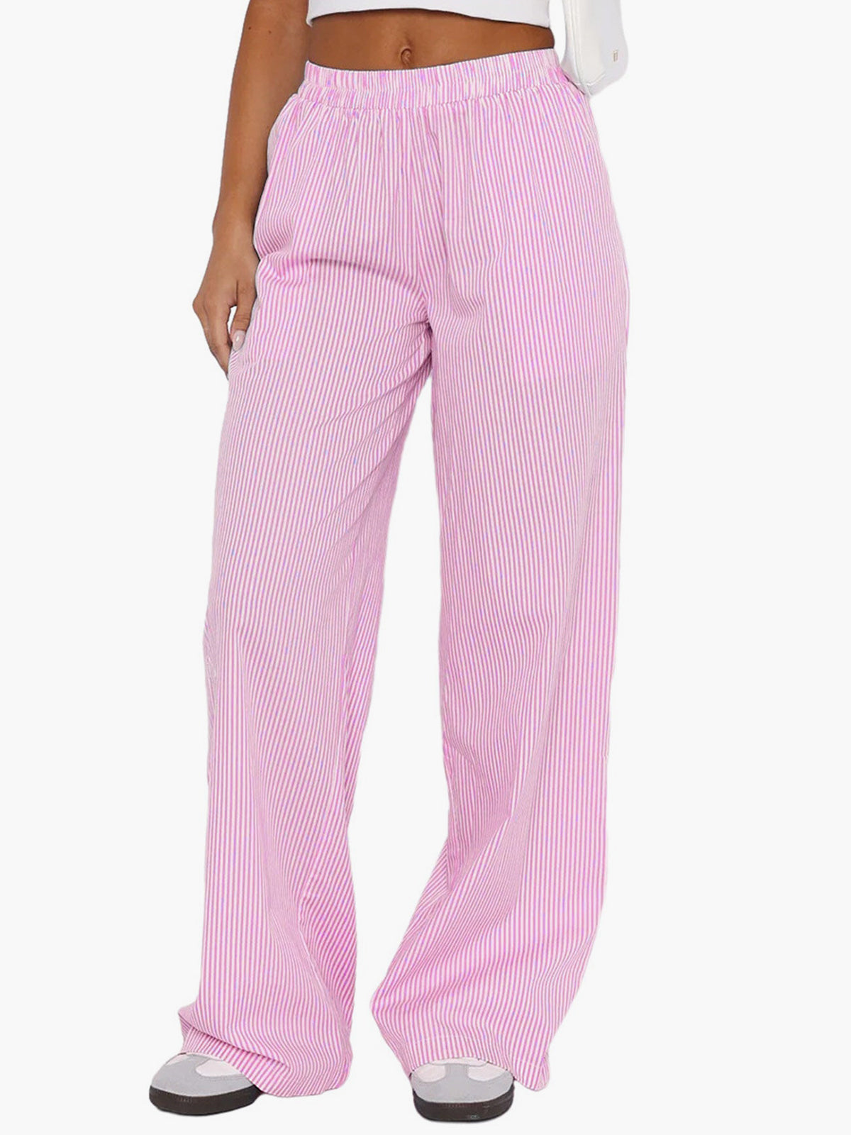 T-shirt Féminin Blanc Pur et Pantalon Marine Rayé