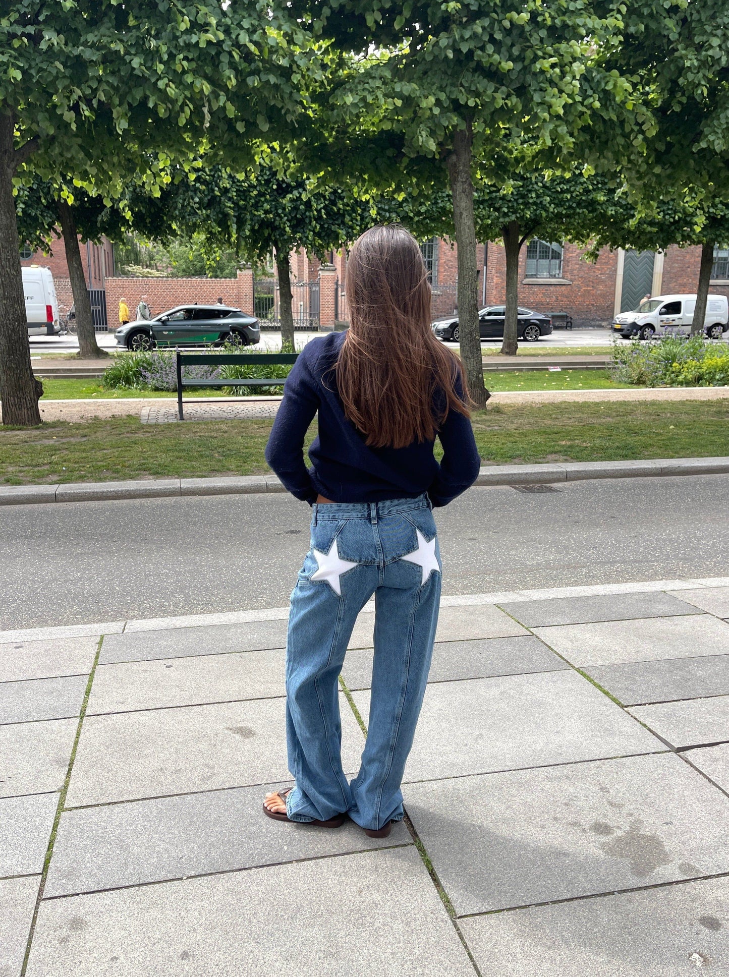 Pantalon femme large brodé de motifs colorés
