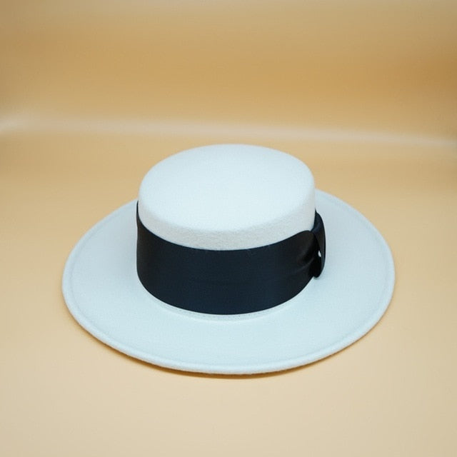 Chapeau Élégant Blanc avec Fleurs Féminines