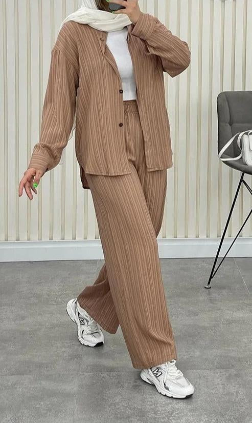 Tenue Décontractée Femme : Chemise Comfy et Pantalon Élastique