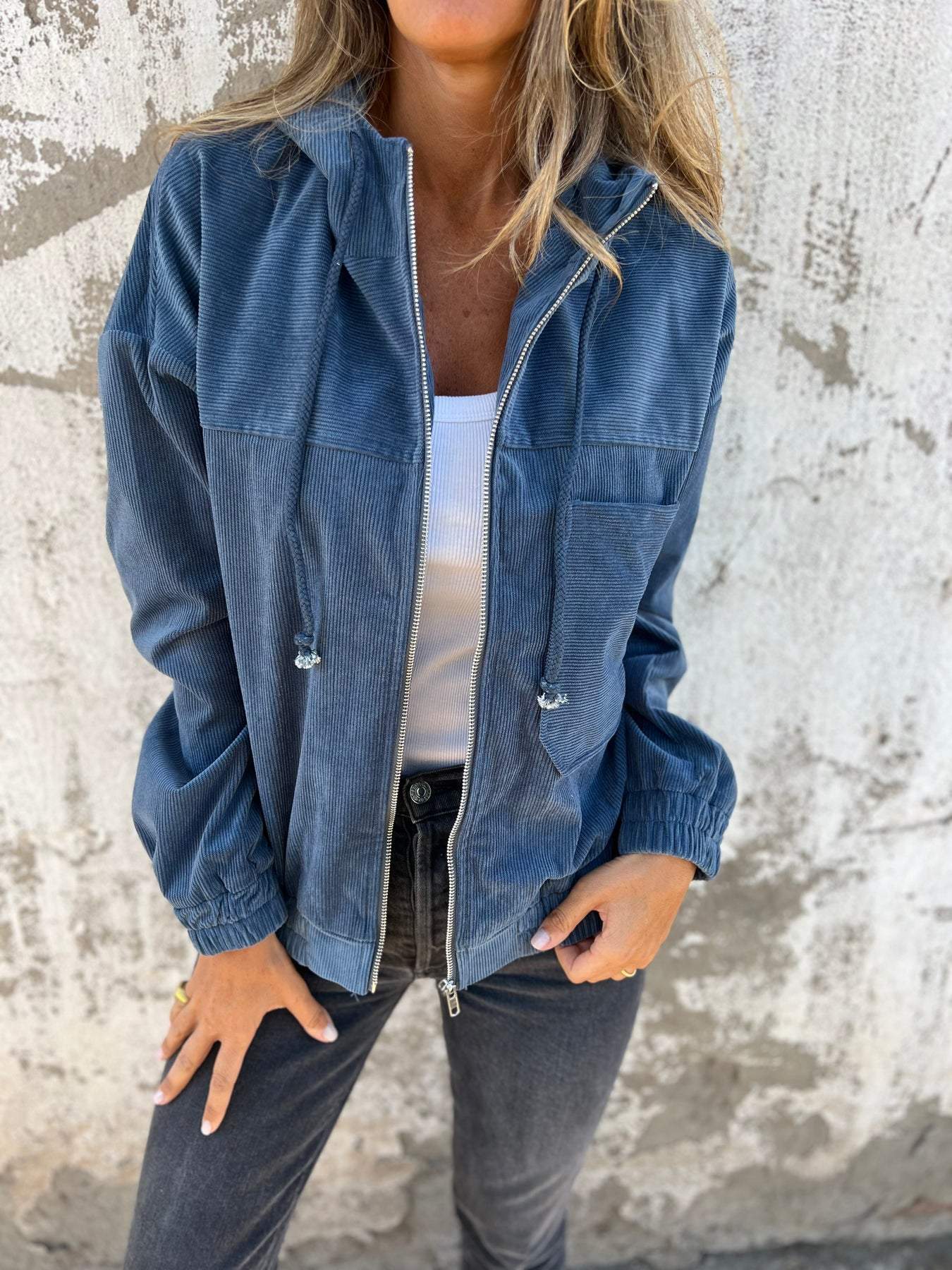 Veste Velours Chic avec Capuche Réglable - LuxeStyle