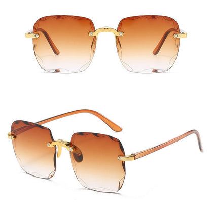 Lunettes de soleil femmes tendance à monture brillante