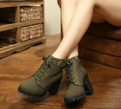 Bottines Femme Élégantes - Chaussures Martin Haut de Gamme avec Talon Bloc et Raccords Brillants
