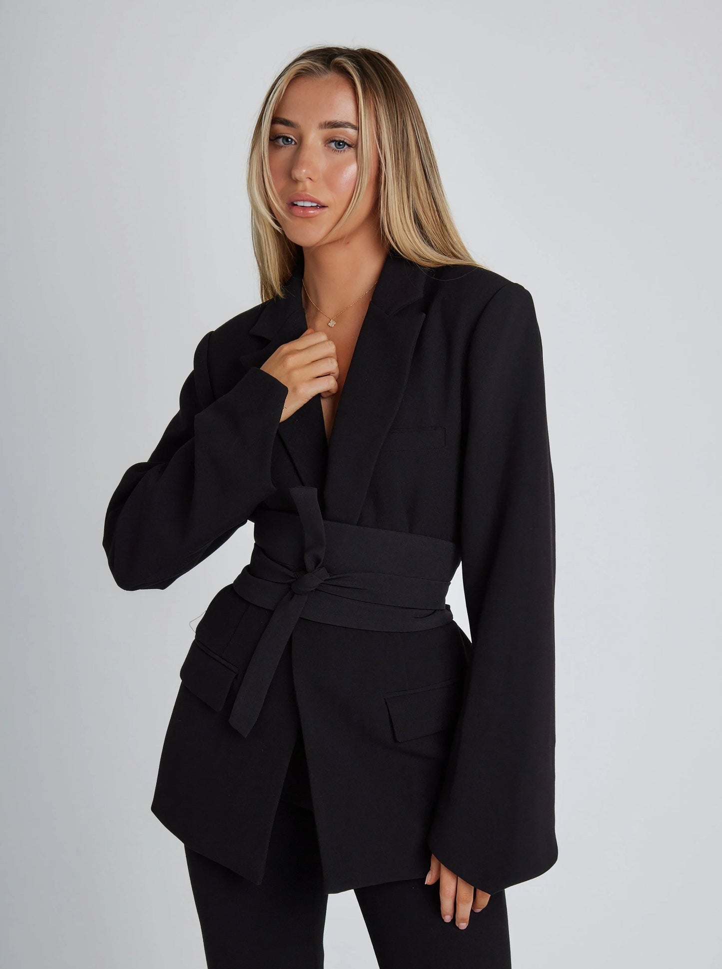 Veste Femme Chic - Blazer Tailleur Confort avec Ceinture et Tissu Doux - LuxeStyle