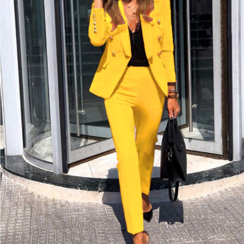Clara – Costume Femme Chic avec Veste Longue et Pantalon Étroit