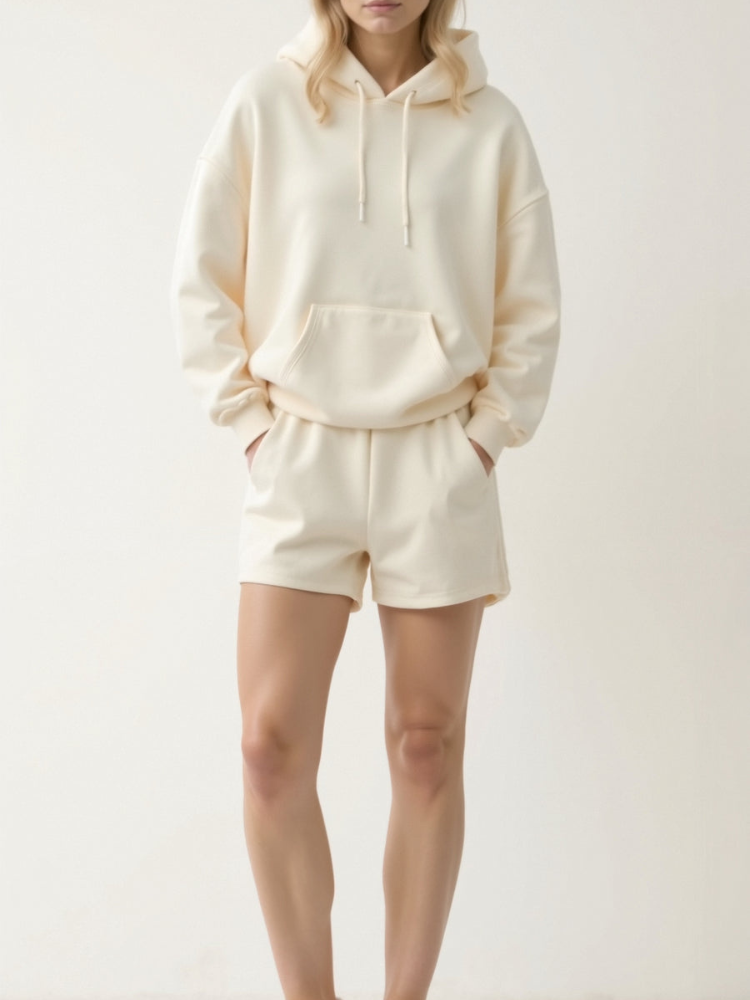 Sweat à capuche confortable avec poches et short ajustable