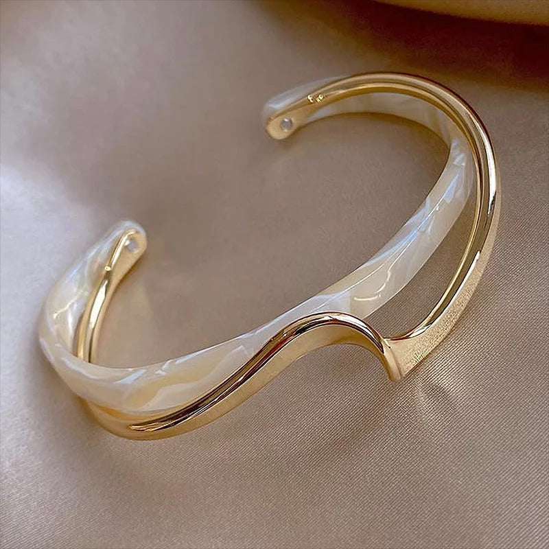 Bracelet Manchette Chic à Bords Ouvrants avec Motif Ondé