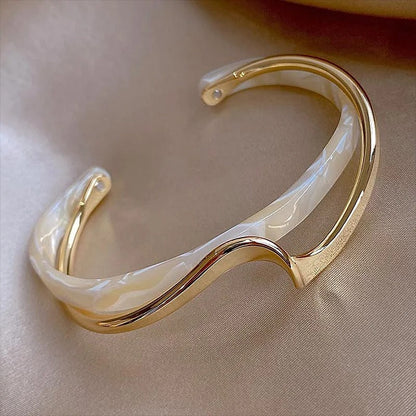 Bracelet Manchette Chic à Bords Ouvrants avec Motif Ondé