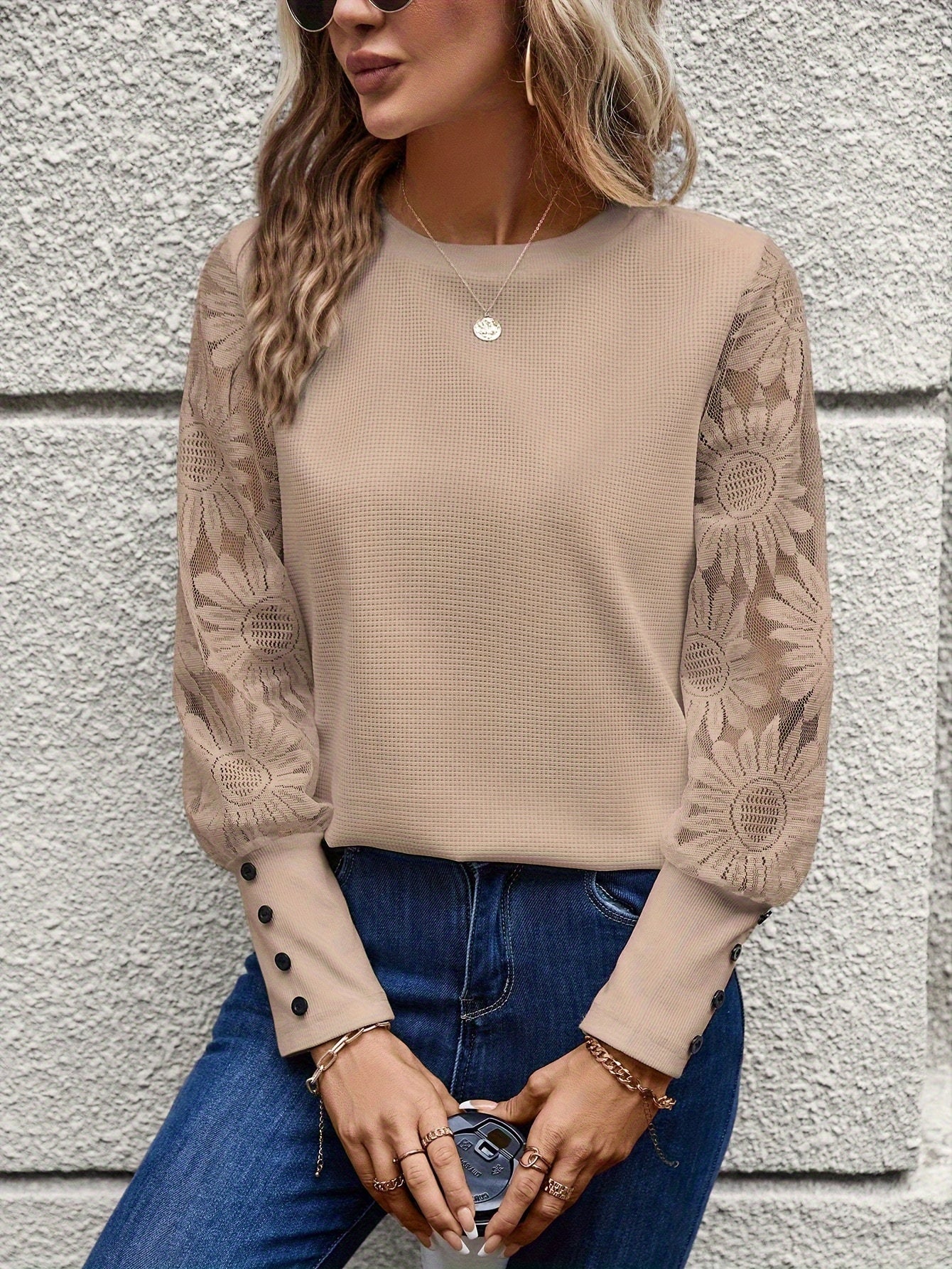 Blouse Féminine Crème à Manches Longues en Broderie Fleurie - LuxeStyle