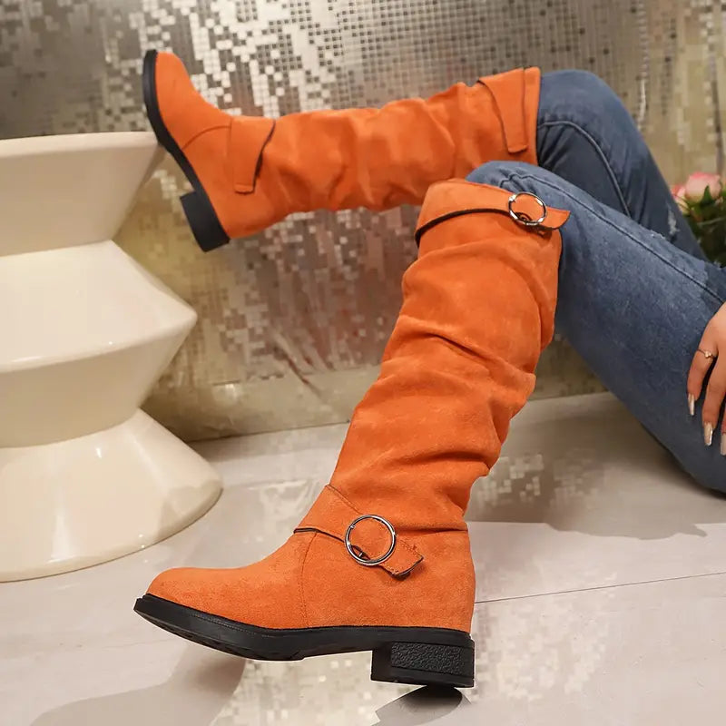Bottes genou haut élégantes avec boucle et look détendu