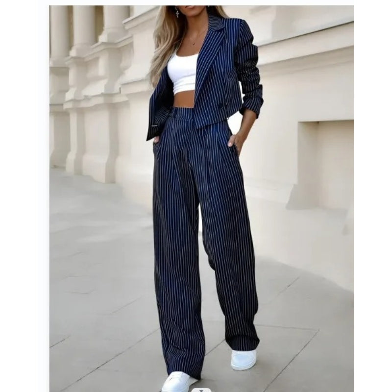 Costume Femme Chic avec Veste Courte et Pantalon Évasé - LuxeStyle