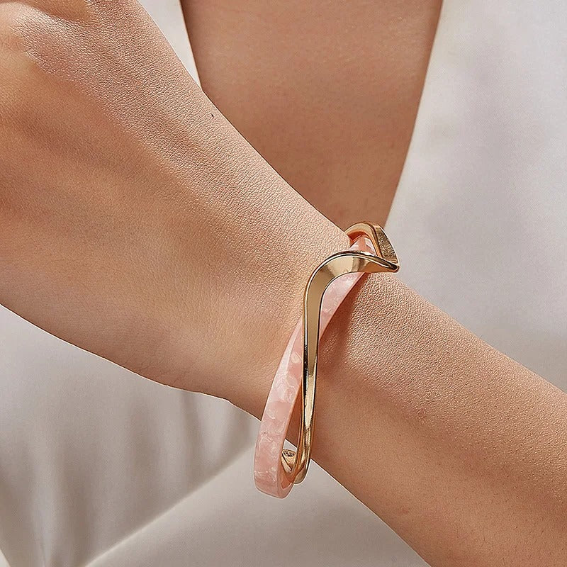Bracelet Manchette Chic à Bords Ouvrants avec Motif Ondé - LuxeStyle