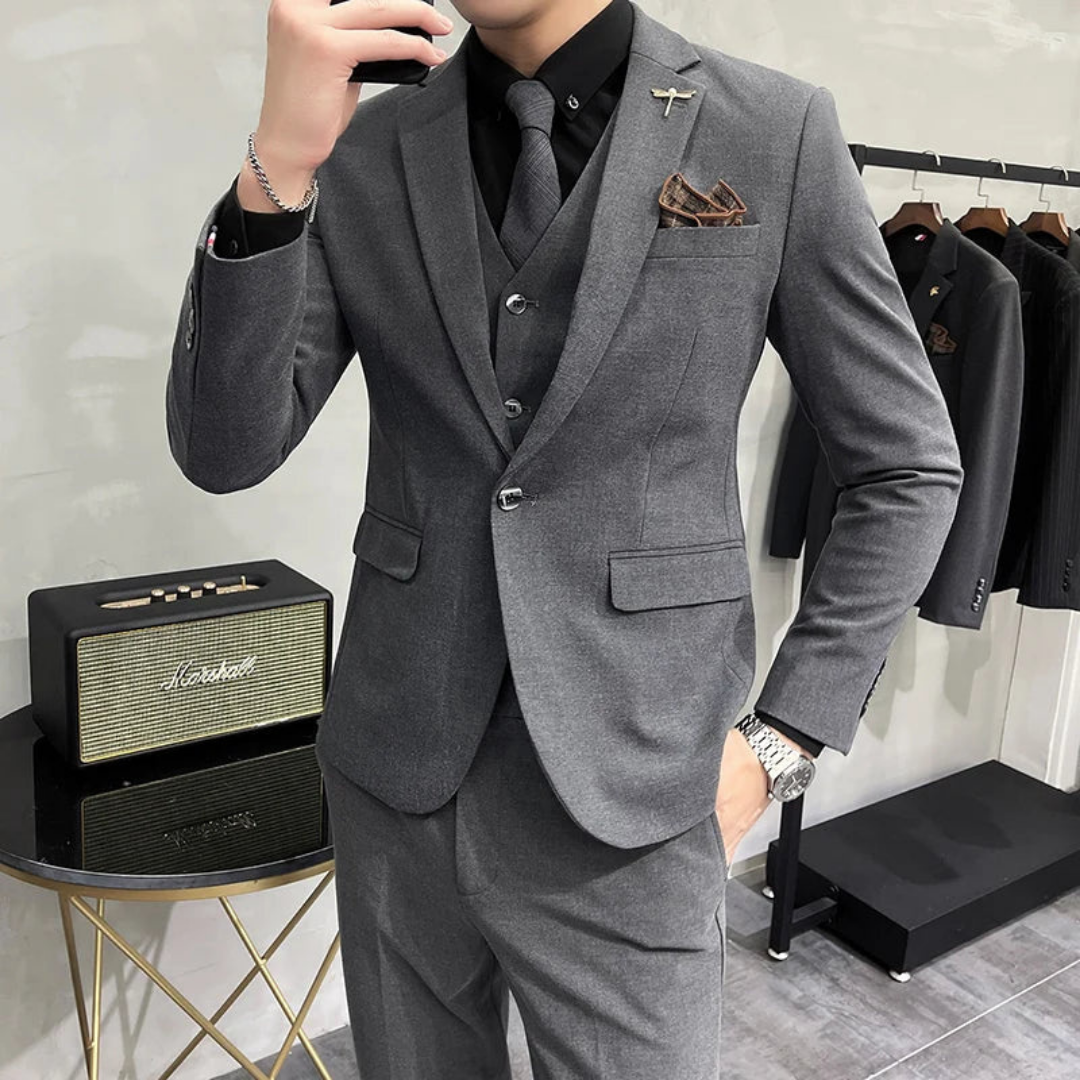 Costume Homme Élégant Noir Trois Pièces avec Gilet et Nœud Papillon - LuxeStyle