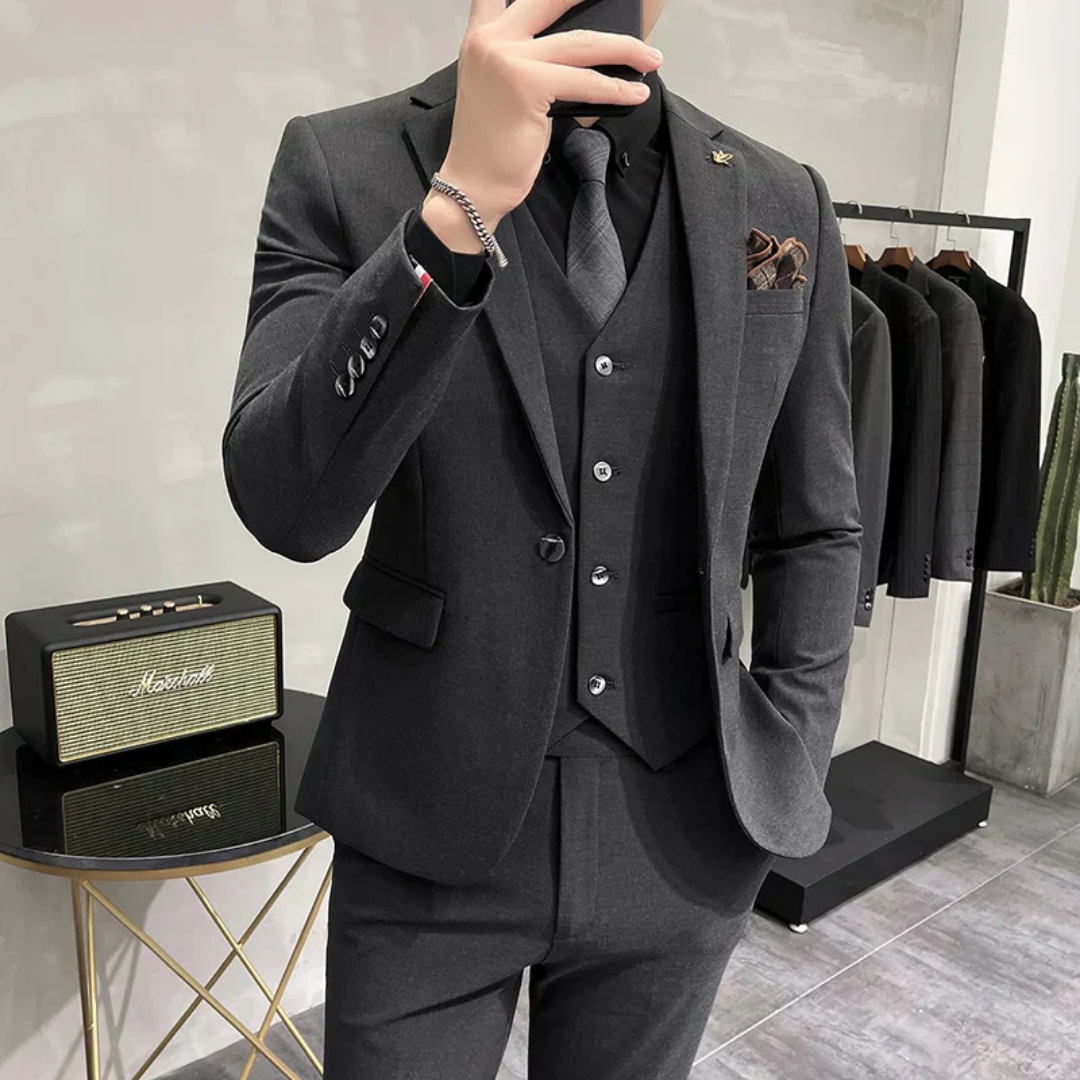 Costume Homme Élégant Noir Trois Pièces avec Gilet et Nœud Papillon