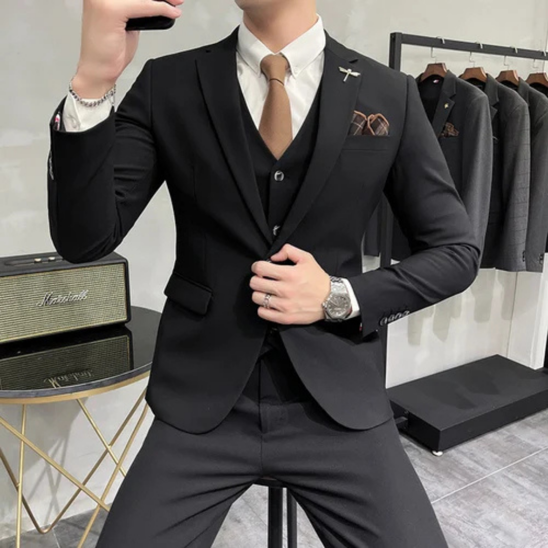 Costume Homme Élégant Noir Trois Pièces avec Gilet et Nœud Papillon