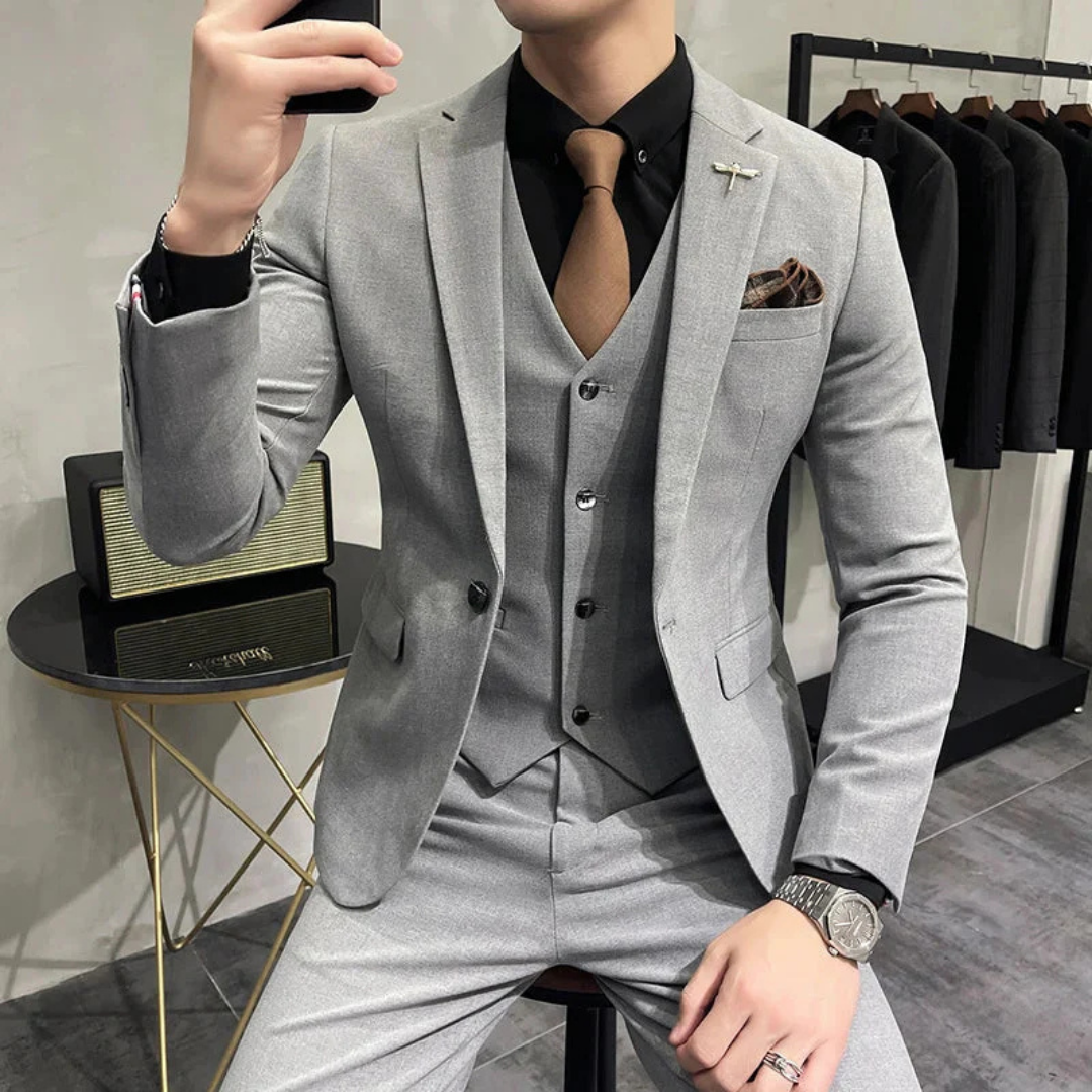Costume Homme Élégant Noir Trois Pièces avec Gilet et Nœud Papillon