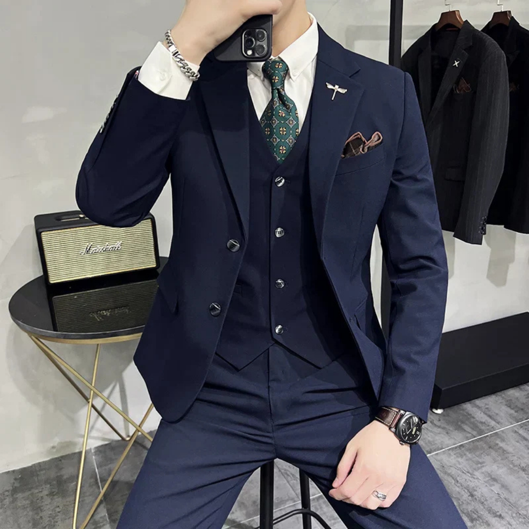 Costume Homme Élégant Noir Trois Pièces avec Gilet et Nœud Papillon