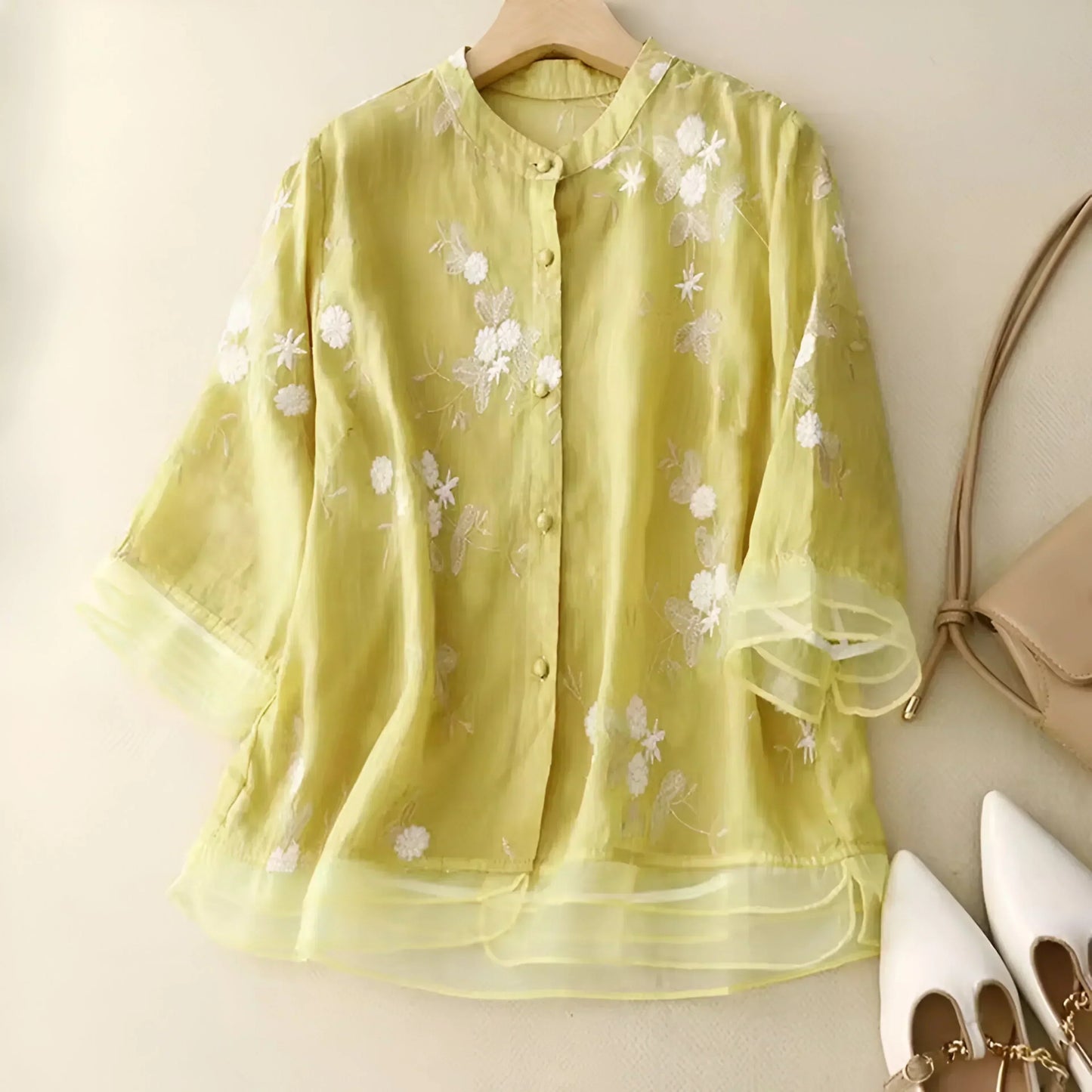 Blouse Féminine Fleurs Délicates en Soie Légère