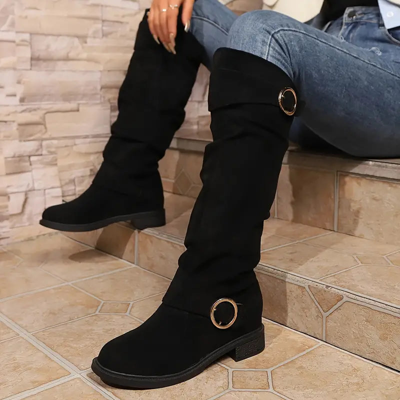 Bottes genou haut élégantes avec boucle et look détendu