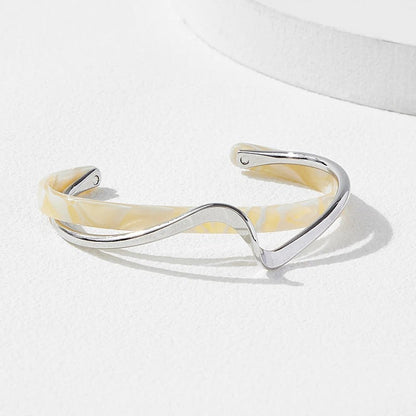 Bracelet Manchette Chic à Bords Ouvrants avec Motif Ondé