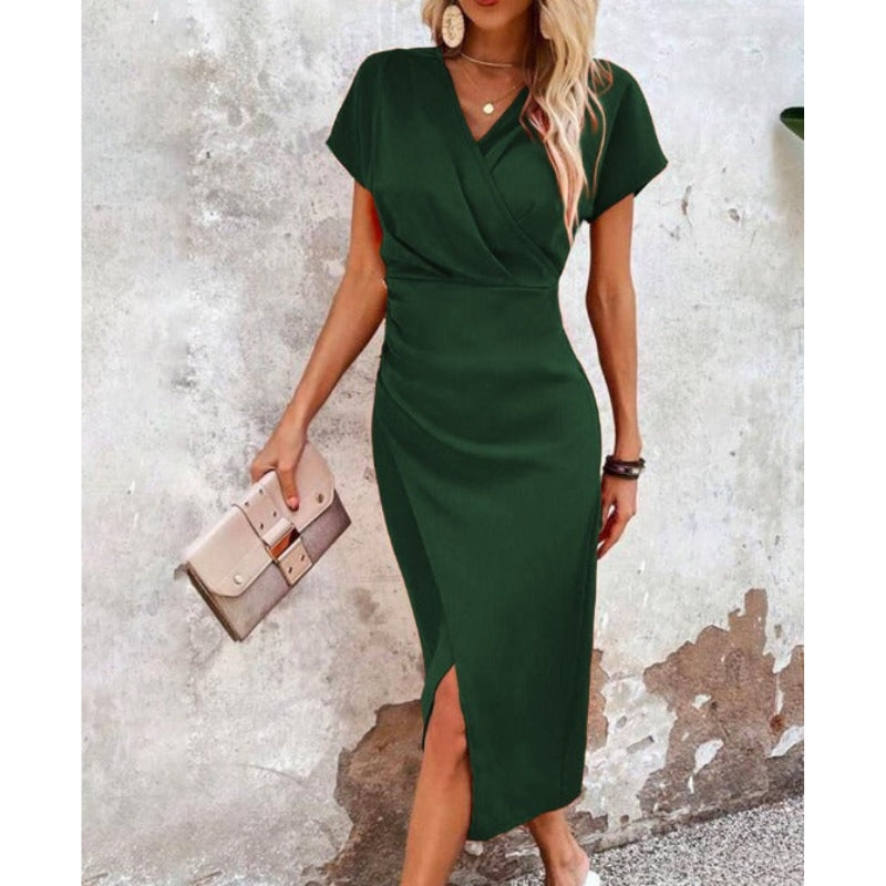 Robe femme élégante avec décolleté profond et manches courtes