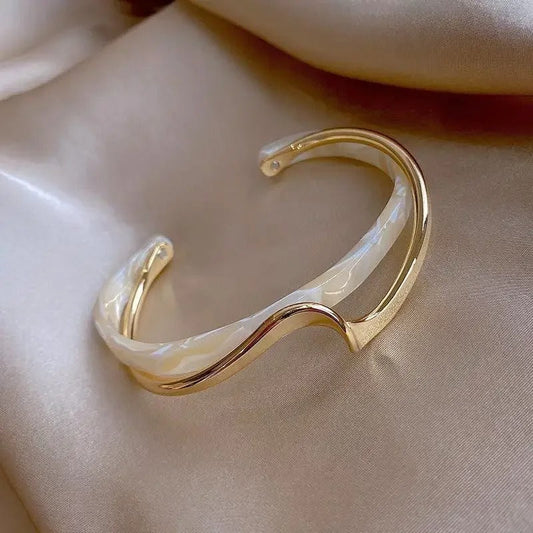 Bracelet Manchette Élégant Ondé avec Détails Brillants - LuxeStyle