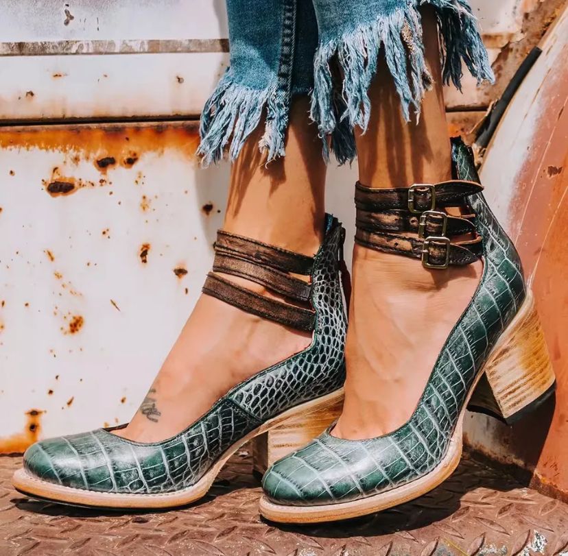 Chaussures à talons en cuir brun élégantes avec fermetures ajustables