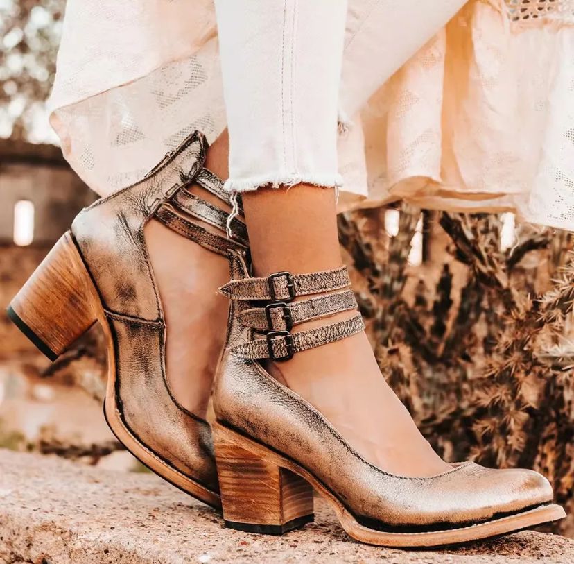 Chaussures à talons en cuir brun élégantes avec fermetures ajustables