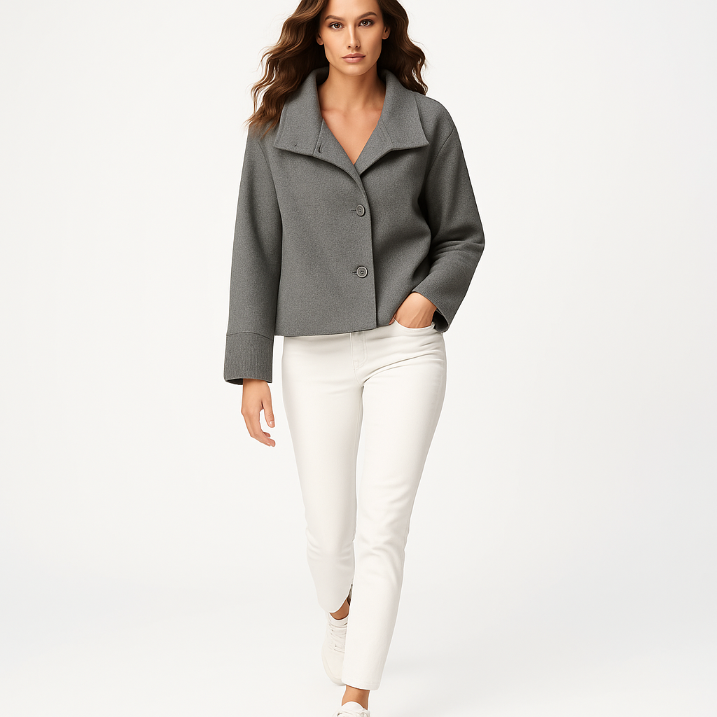 Veste féminine courte en laine épaisse avec col montant et fermeture bouton