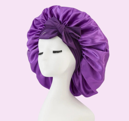 Chapeau satiné noir élégant pour femme