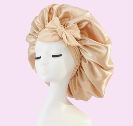 Chapeau satiné noir élégant pour femme