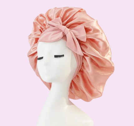 Chapeau satiné noir élégant pour femme