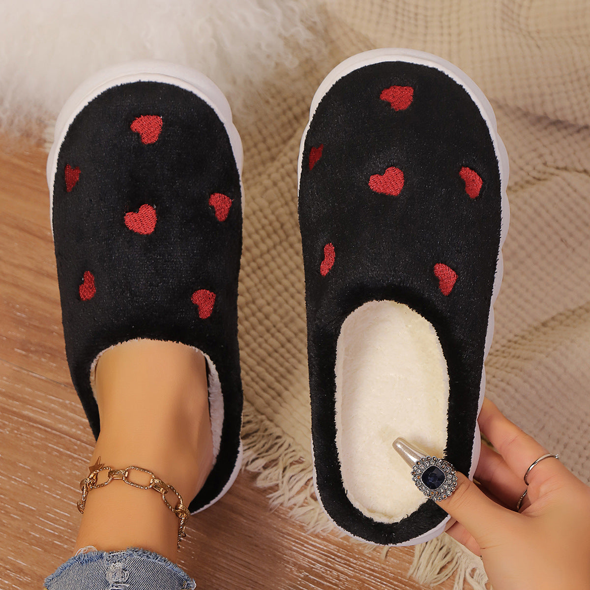 Pantoufles Femmes Chaudes - Chaussons Polaires Douillets au Cœur Rouge