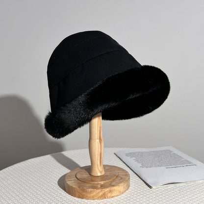 Chapeau Cloche Élégant Noir à Bordure Fourrée