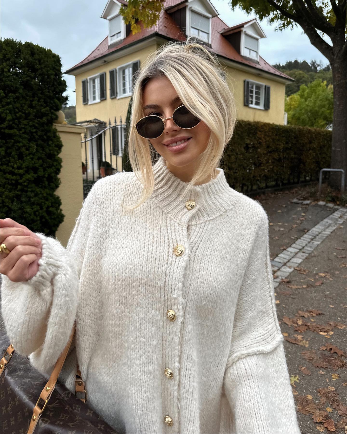 Cardigan Élégant Boutons Or