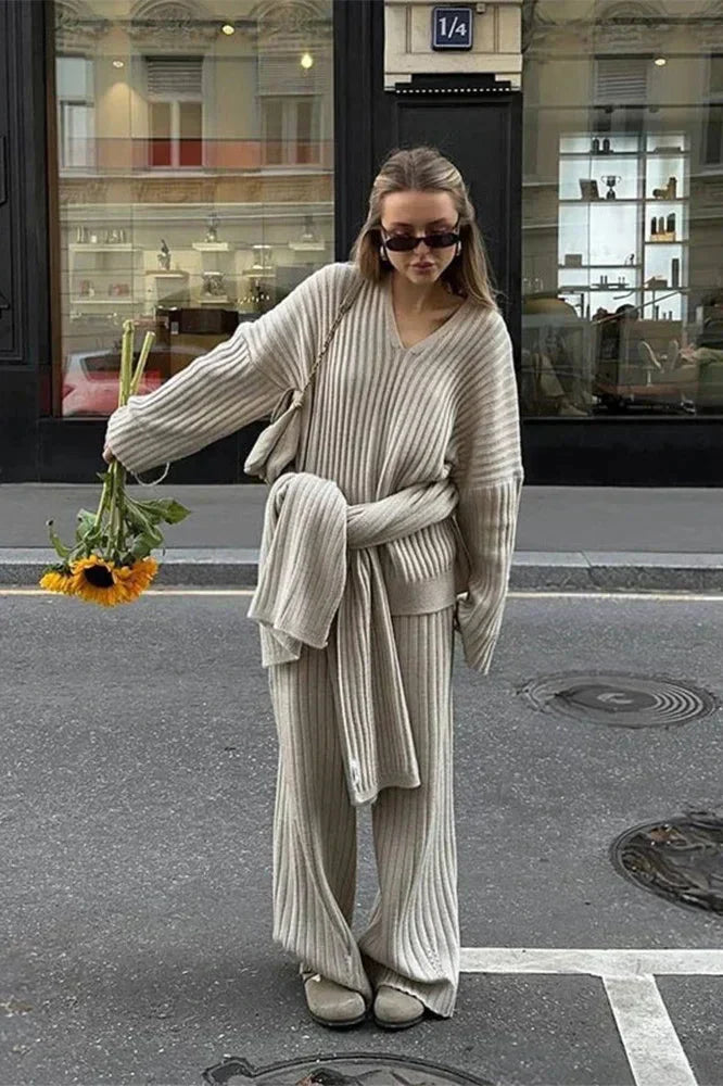 Tenue Hiver Femme : Pull Col Montant et Pantalon Élégant