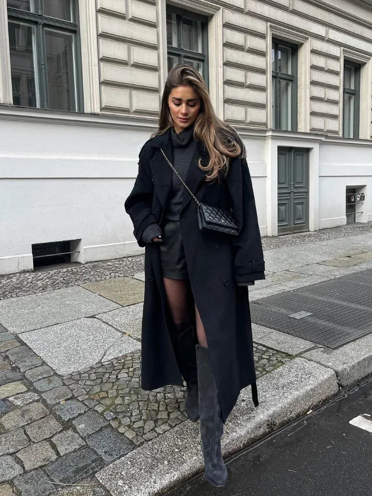 Manteau Femme Élégant Noir avec Col Roulé et Bottes Hautes