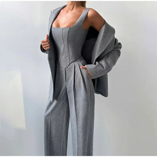 Costume Femme Affaires Élégant : Blazer Chic, Top Adjusté & Pantalon Slim - LuxeStyle