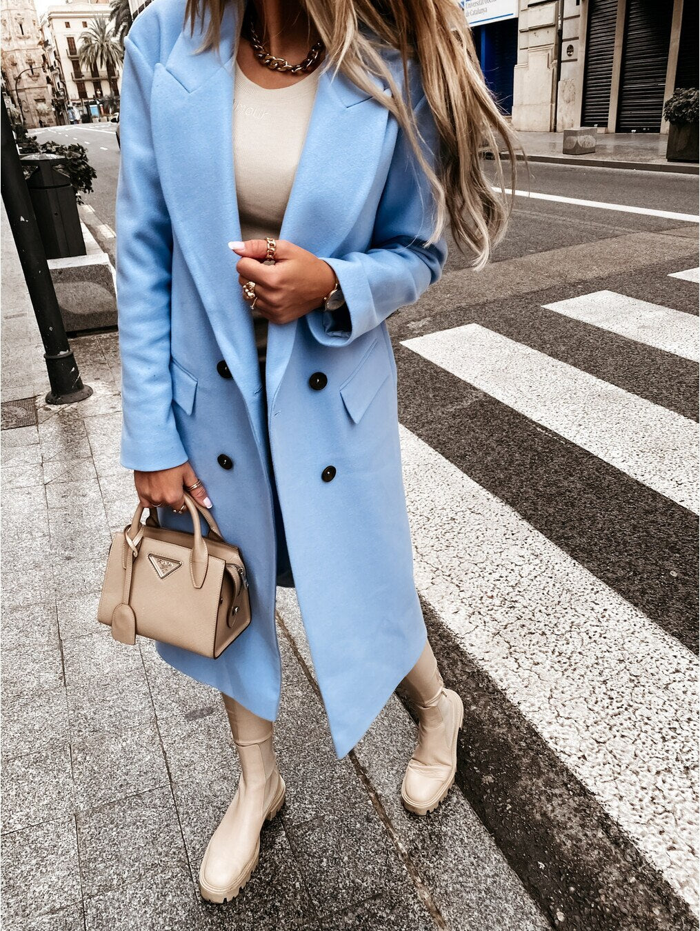 Manteau Femme Élégant Noir avec Sac Beige