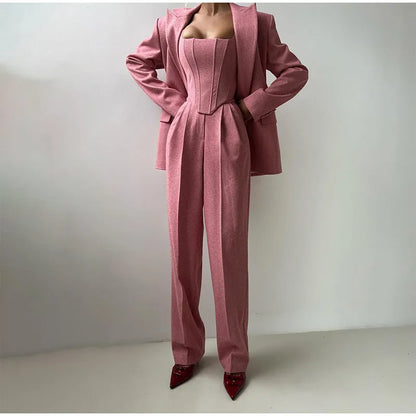 Costume Femme Affaires Élégant : Blazer Chic, Top Adjusté & Pantalon Slim