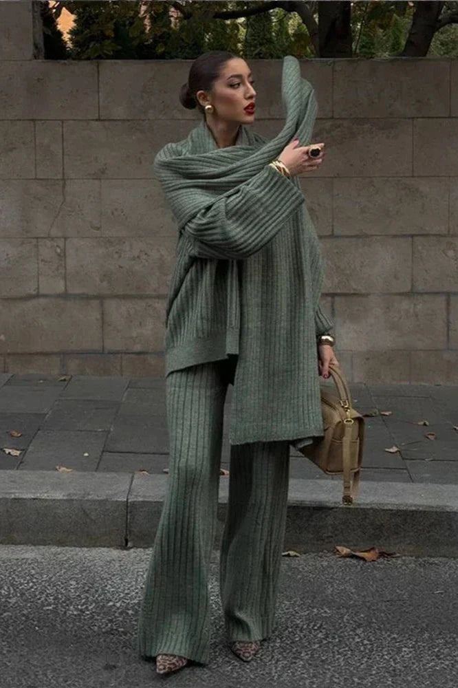 Tenue Hiver Femme : Pull Col Montant et Pantalon Élégant