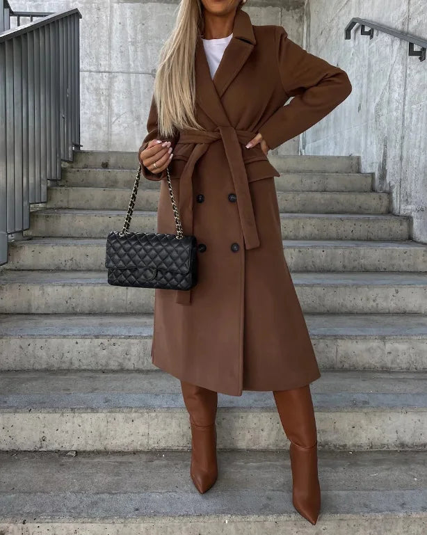 Manteau femme élégant brun avec sac à main noir satiné