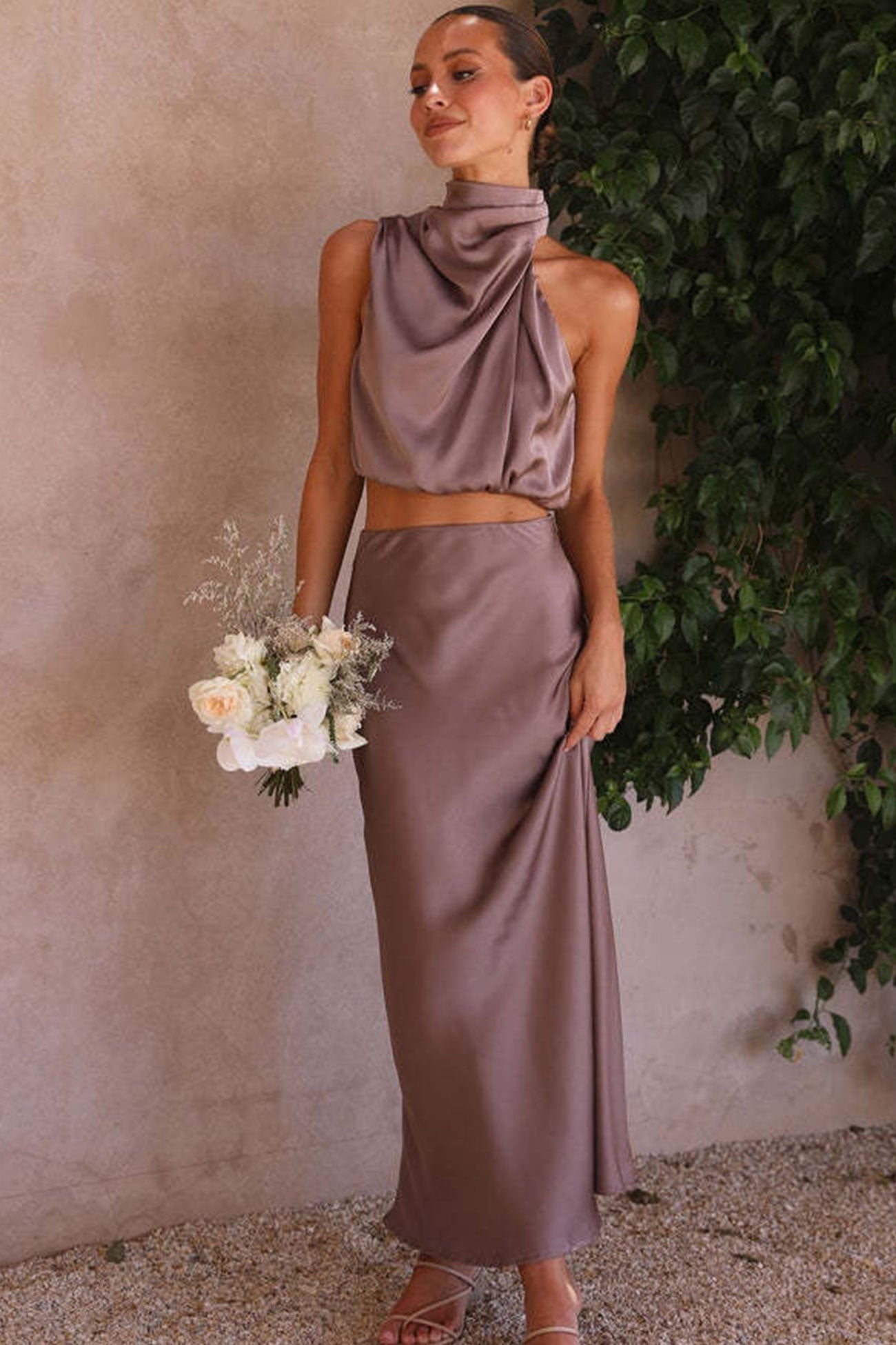 Robe de soirée en satin femme élégante sans manches beige