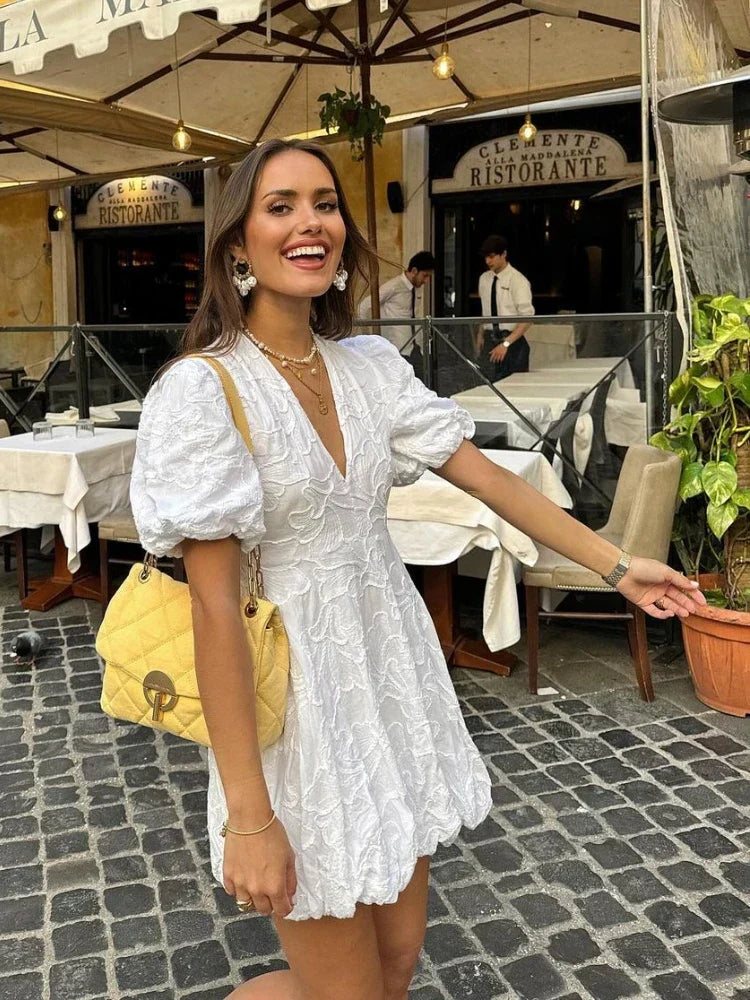 Robe Femme Blanche Raffinée avec Volants Délicats - LuxeStyle