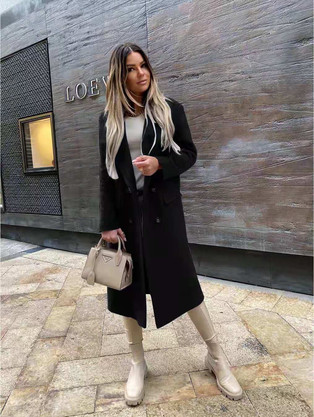 Manteau Femme Élégant Noir avec Sac Beige - LuxeStyle