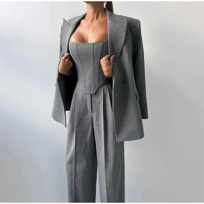 Costume Femme Affaires Élégant : Blazer Chic, Top Adjusté & Pantalon Slim