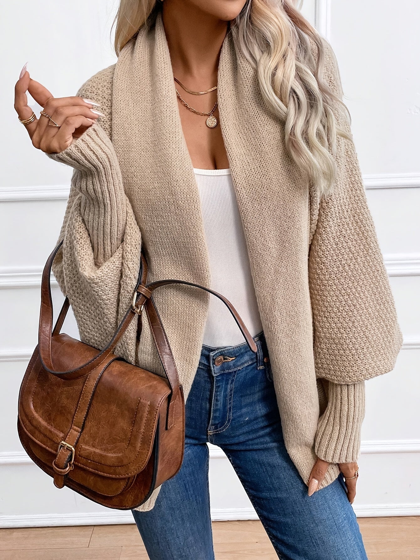 Gilet en tricot femme beige avec sac brun en bandoulière - LuxeStyle