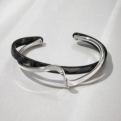 Bracelet Manchette Chic à Bords Ouvrants avec Motif Ondé