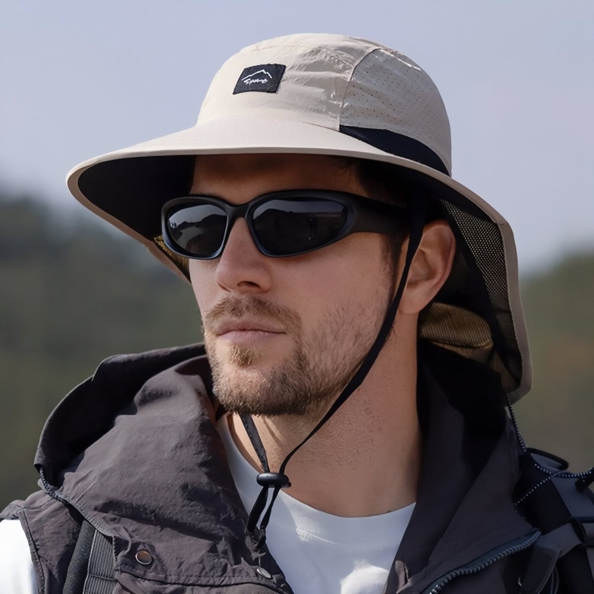 Chapeau de randonnée léger avec protection nuque → Casquette de marche légère avec couvre-nuque